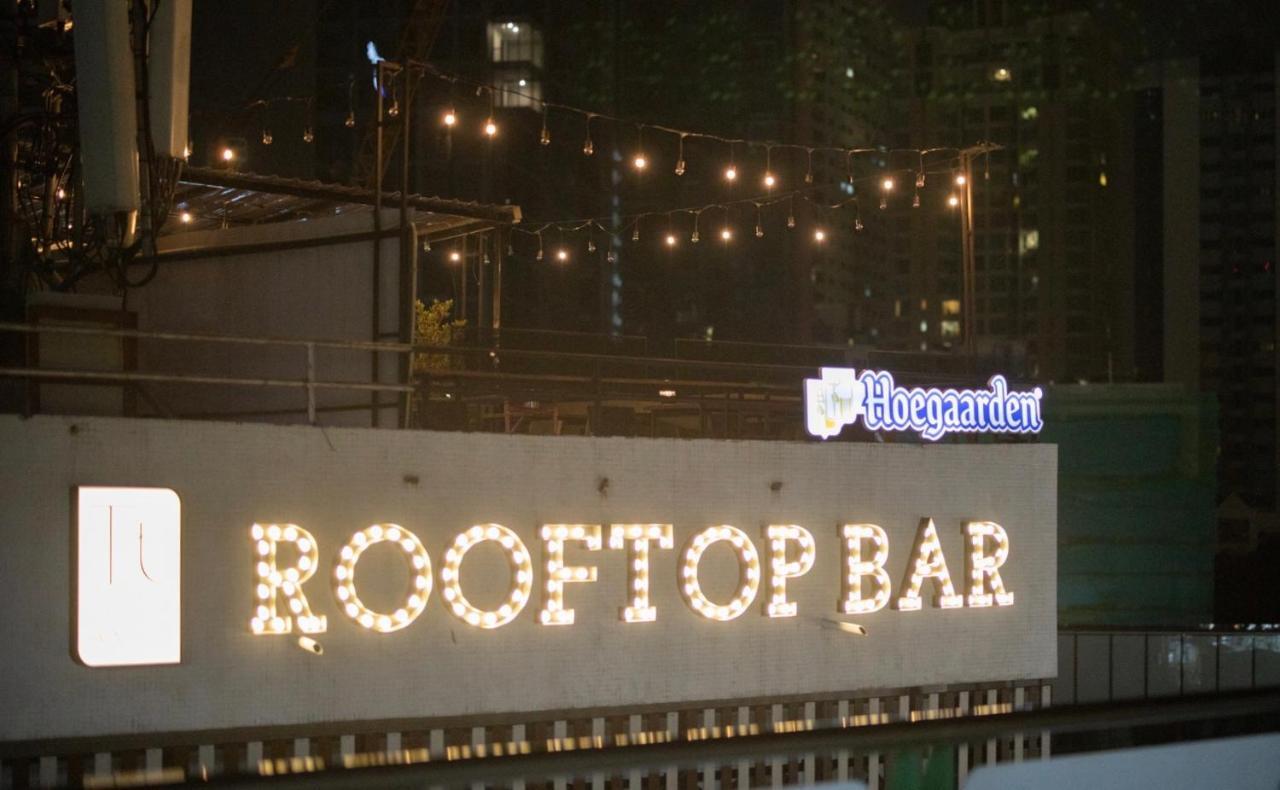 Thonglor Travellers Hostel And Cafe Bangkok Exterior foto