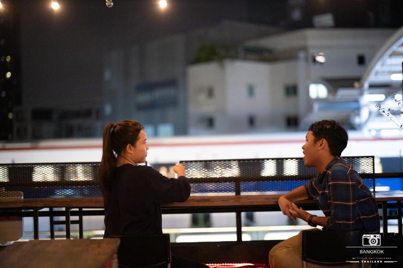 Thonglor Travellers Hostel And Cafe Bangkok Exterior foto