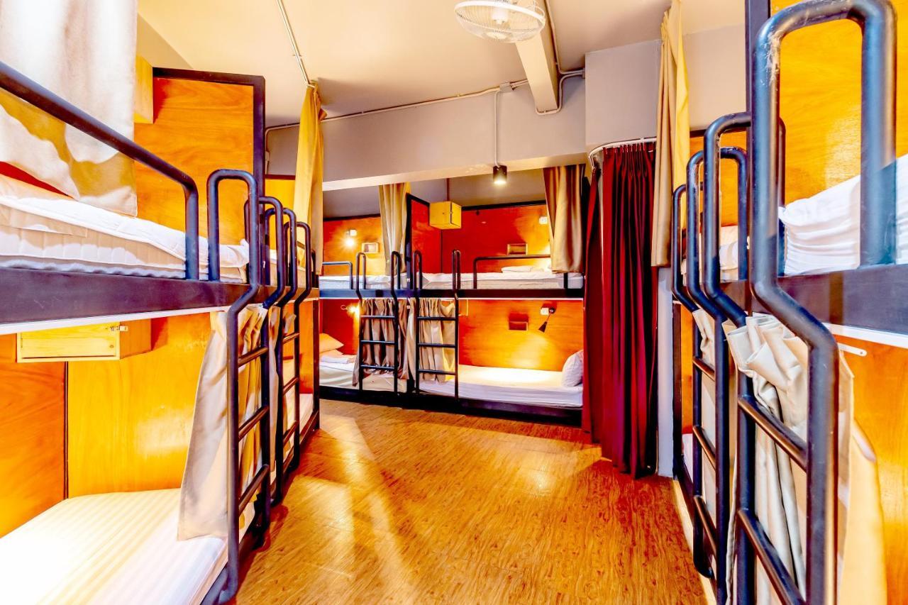 Thonglor Travellers Hostel And Cafe Bangkok Exterior foto