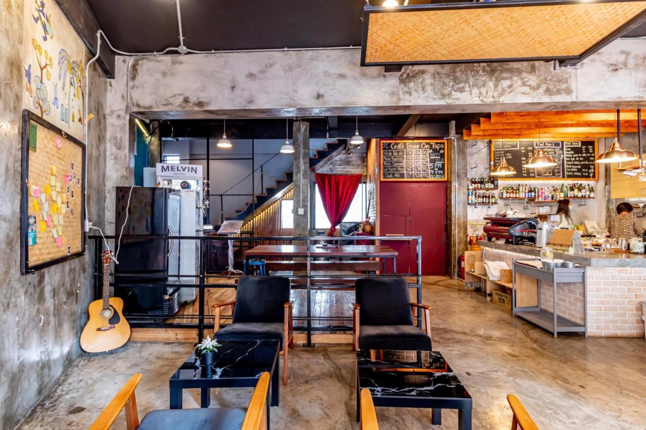 Thonglor Travellers Hostel And Cafe Bangkok Exterior foto
