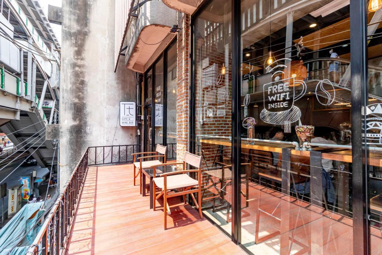Thonglor Travellers Hostel And Cafe Bangkok Exterior foto