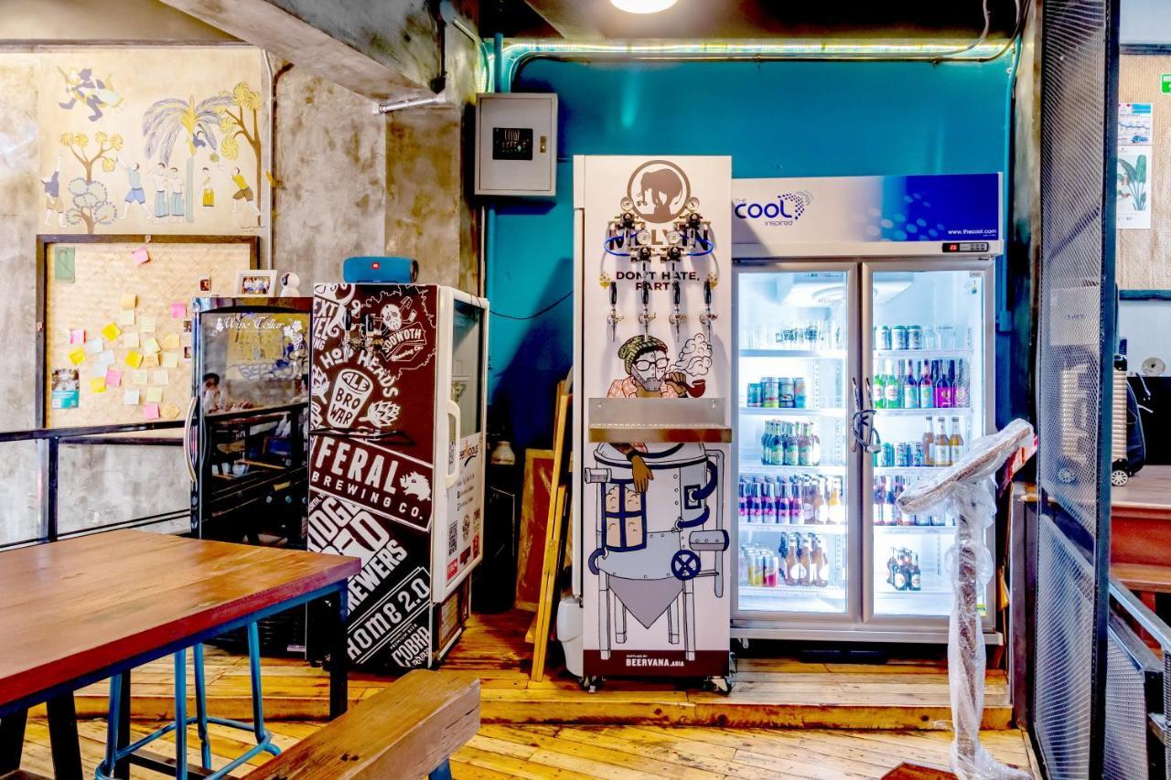 Thonglor Travellers Hostel And Cafe Bangkok Exterior foto